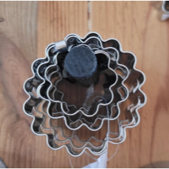 mehrere Ausstecher in Form einer Blume in verschiedenen Größen