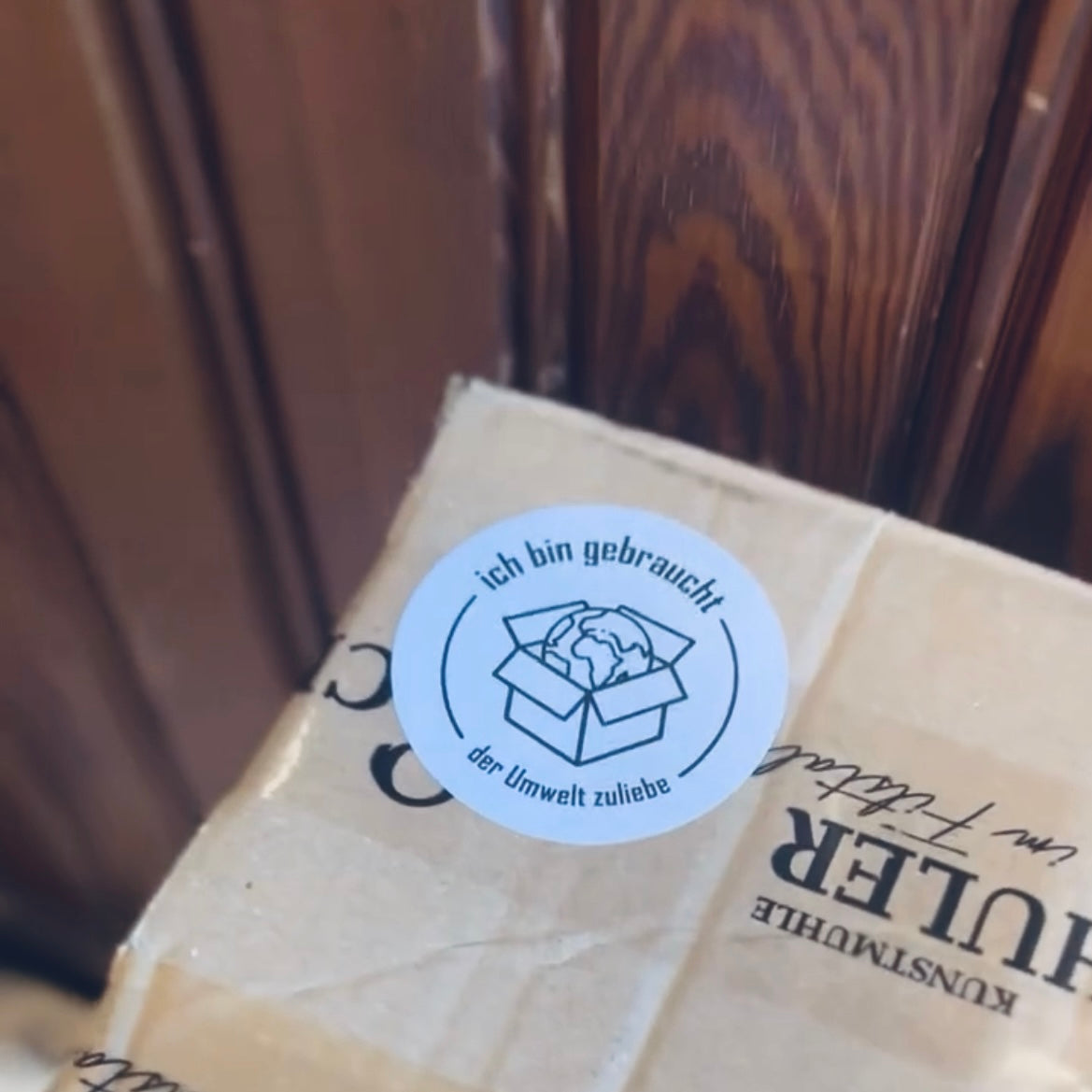 Paket mit Mehl und Backmischung als Back