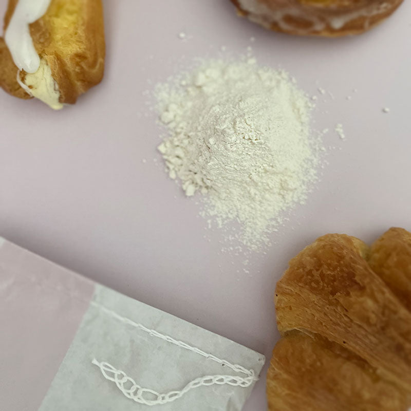 Ein Mehlhaufen und eine Mehlverpackung mit Dinkelmehl Type 630