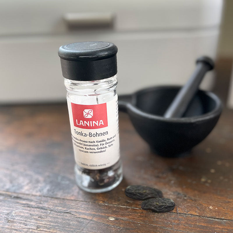 Tonkabohnen im Glas und einzelne Bohnen