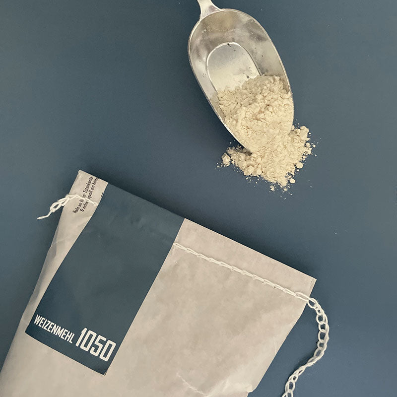 Eine Mehlschippe mit regionalem Mehl Type 1050 für Brotbacken