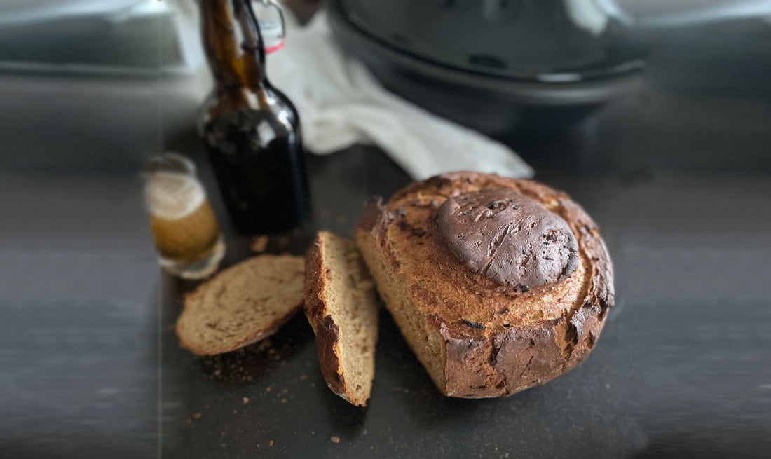 Bier Brot mit Brotscheiben sowie einer Flasche Bier