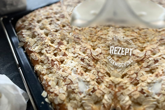 Saftiger Butterkuchen als Blechkuchen mit Mandeln nach einfachem Rezept