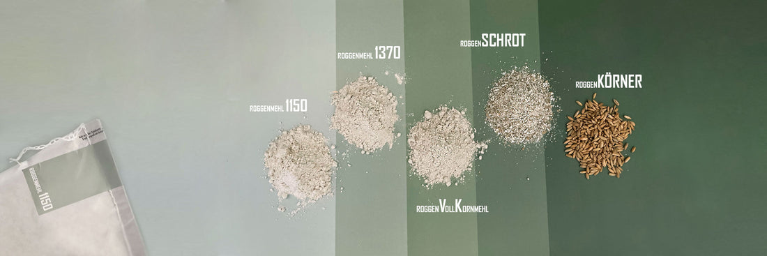 Mehlhaufen aller Roggenmehle mit Bezeichnung auf grünem Hintergrund zum optischen Unterscheiden