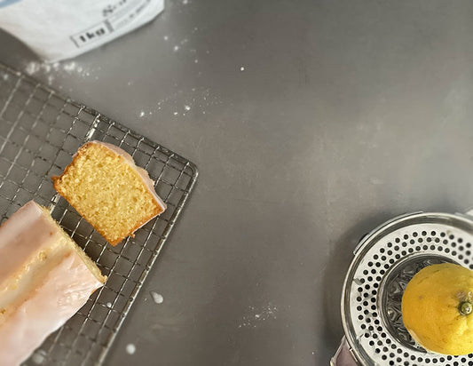 Zitronenkuchen mit Zitronenguss auf einem Backblech 