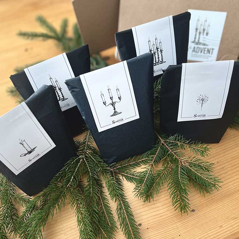5 Backmischungen als Adventskalender mit individuellen Klappetiketten und nostalgischen Kerzen