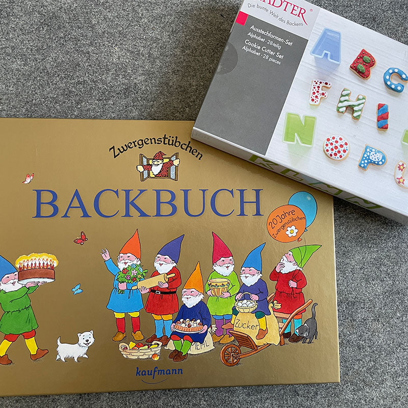 Ausstecherformen-Set Alphabet und das Kinderkochbuch von Zweregnstübchen mit dem Titel: Backbuch.