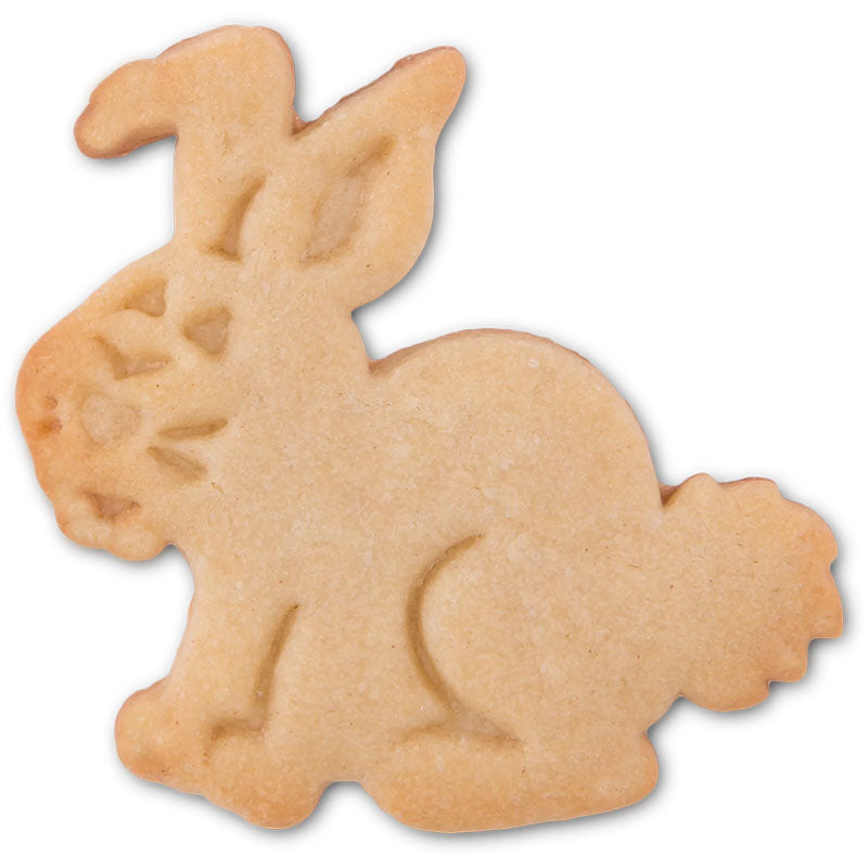 Fertiger Teigroling mit Prägeausstecher ausgestochen, kompletter Hase mit Gesicht und ausgearbeitenden Ohren.