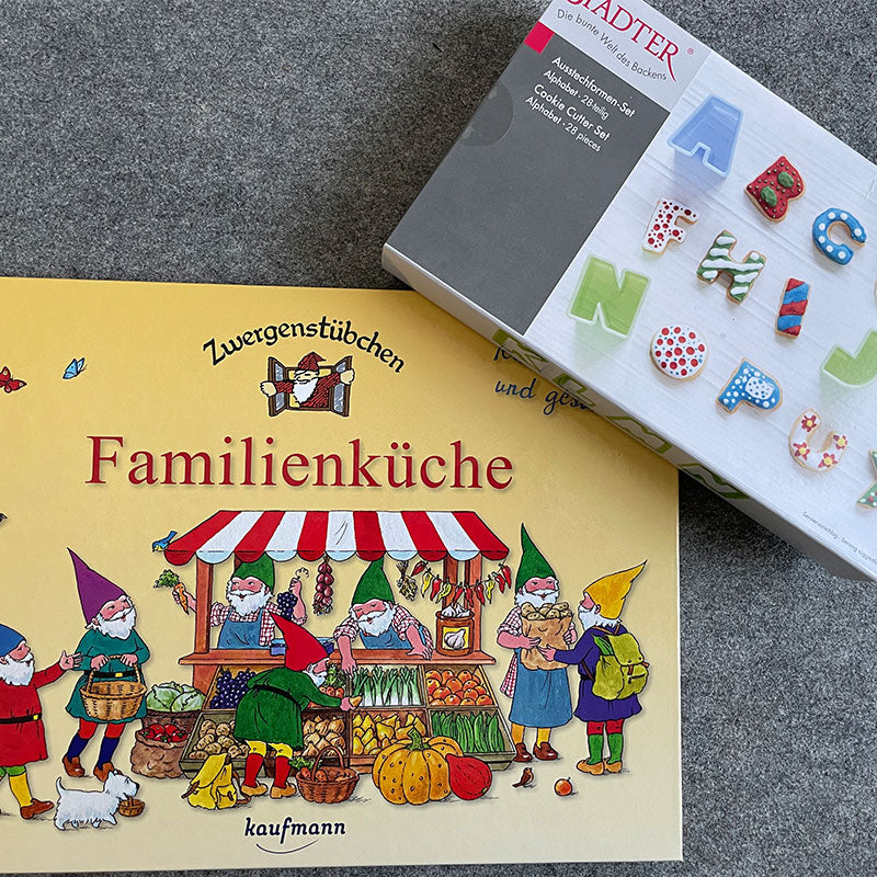 Ausstecherformen-Set Alphabet und das Kinderkochbuch von Zweregnstübchen mit dem Titel: Familienküche.