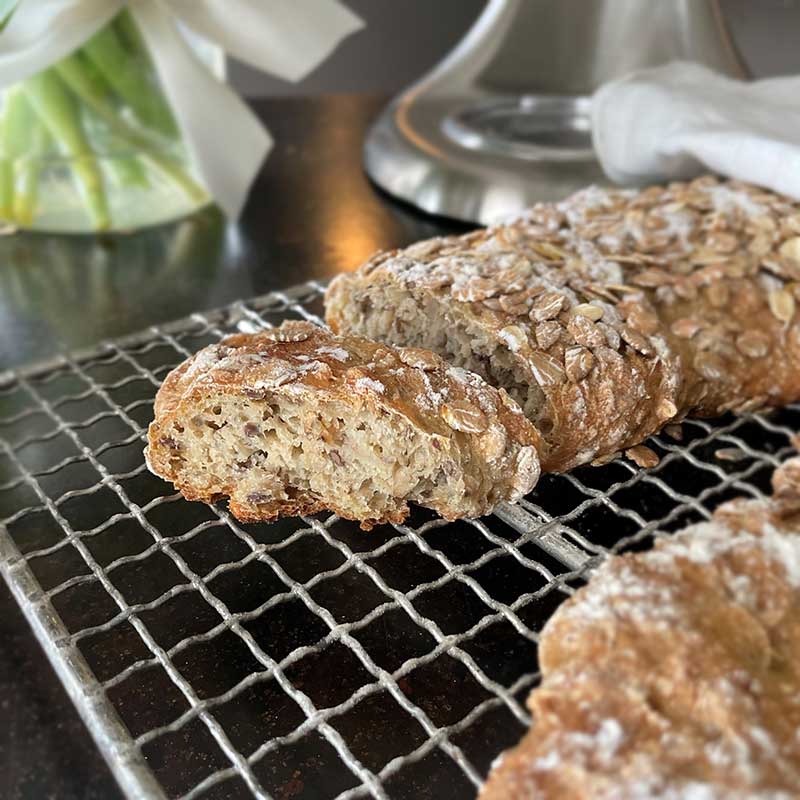 Selbstgemachtes Wurzelbrot mit vitalen Zutaten für eine nährstoffreiche Brotalternative