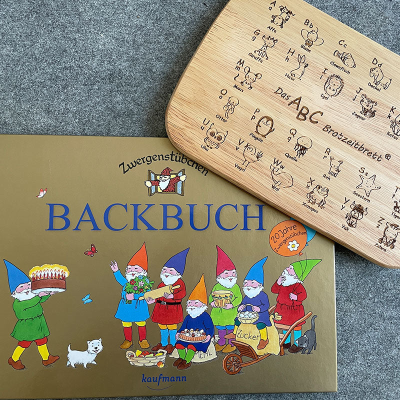 Breitzeitbrett ABC, hierauf werden mit Hilfe vom Tieren die Buchstaben gezeigt und das Backbuch von Zwergenstübchen mit dem Titel Backbuch.
