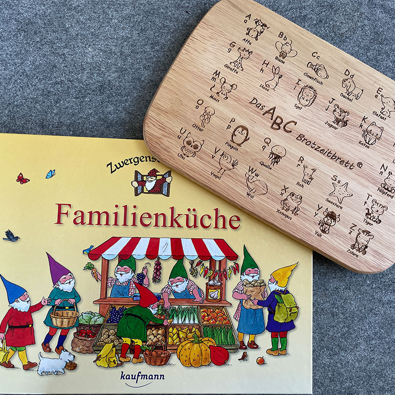 Breitzeitbrett ABC, hierauf werden mit Hilfe vom Tieren die Buchstaben gezeigt und das Kochbuch von Zwergenstübchen mit dem Titel Familienküche.