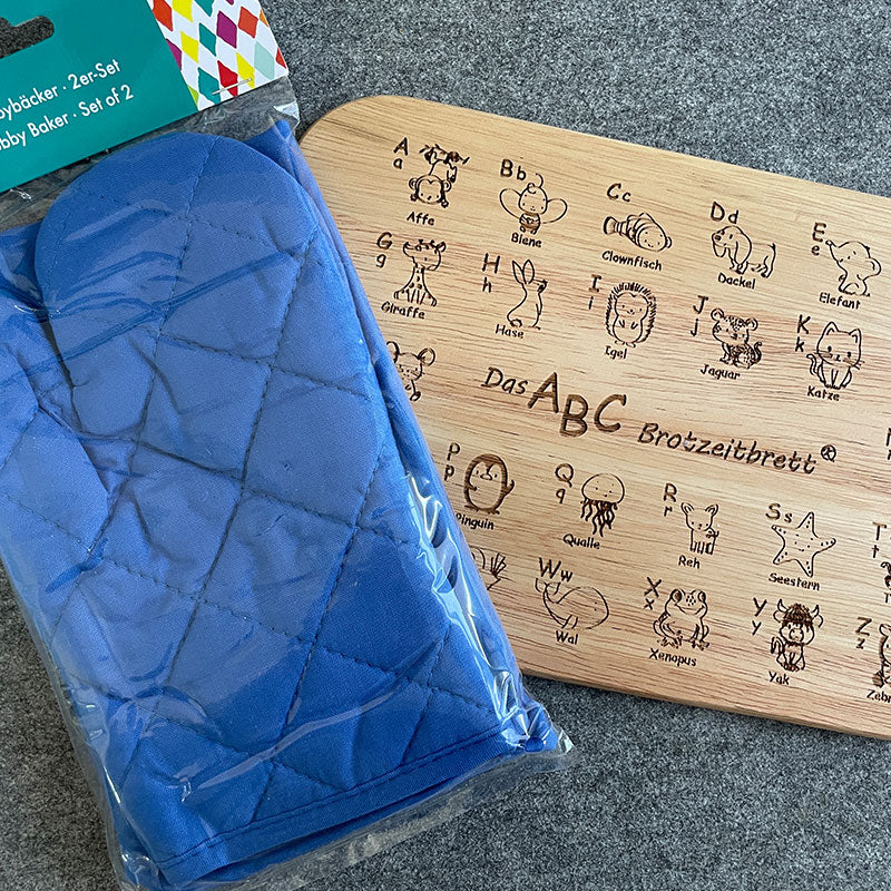 Breitzeitbrett ABC, hierauf werden mit Hilfe vom Tieren die Buchstaben gezeigt und das Kinderschürzen und -handschuhe Set der Firma Städter in der Farbe Blau.