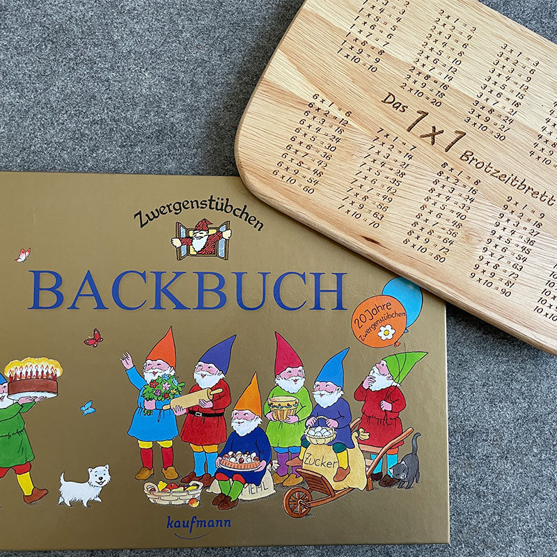 Breitzeitbrett Ein mal Eins und das Kochbuch von Zwergenstübchen mit dem Titel Backbuch