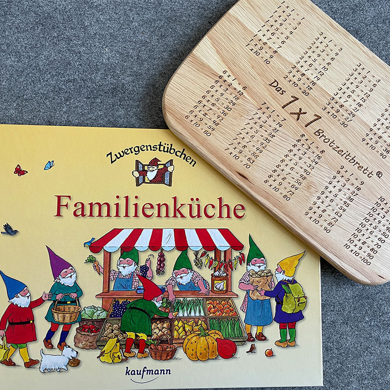 Breitzeitbrett Ein mal Eins und das Kochbuch von Zwergenstübchen mit dem Titel Familienküche.