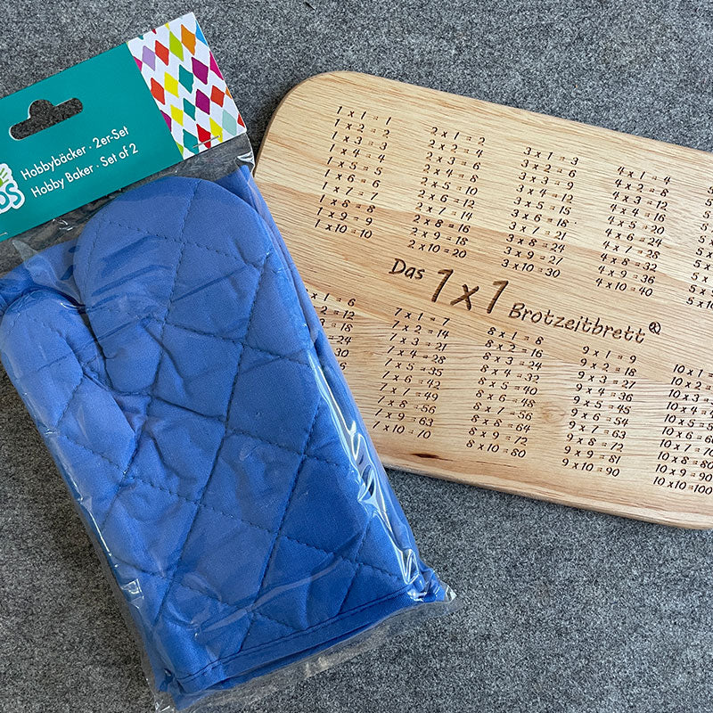 Breitzeitbrett Ein mal Eins und das Kinderschürzen und -handschuhe Set der Firma Städter in der Farbe Blau.