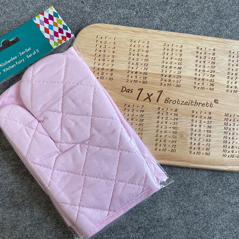 Breitzeitbrett Ein mal Eins und das Kinderschürzen und -handschuhe Set der Firma Städter in der Farbe Rosa