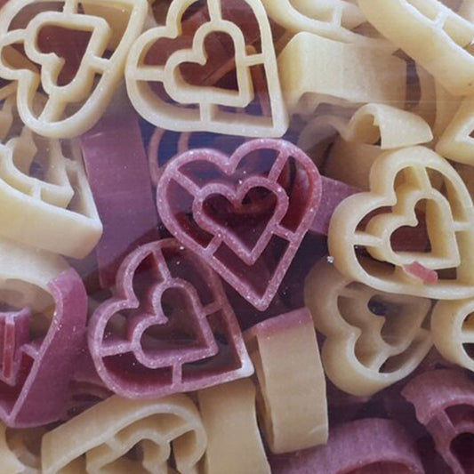 Rot / weiße Herznudeln aus Hartweizengrieß von der Firma Rieser.