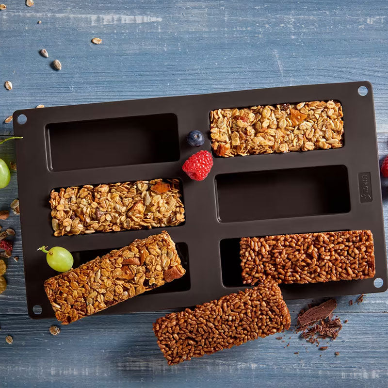 Müsliriegel Flexiform aus Premium Silikon, die Form ist braun und es zeigt verschiedene Müsliriegel Varianten. Die Form ist von Lurch.