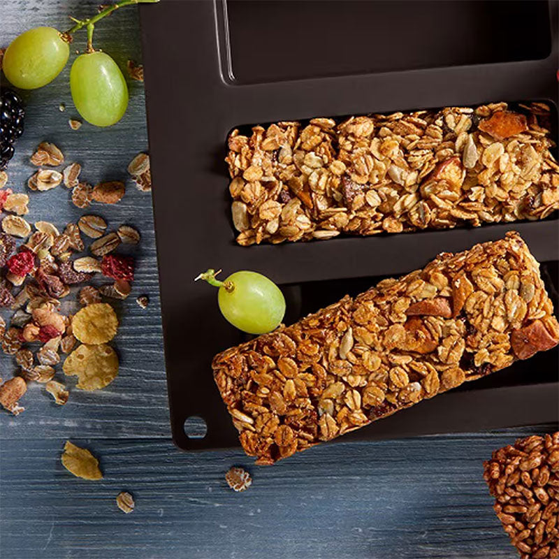 Müsliriegel Flexiform aus Premium Silikon, die Form ist braun und es zeigt verschiedene Müsliriegel Varianten. Die Form ist von Lurch.