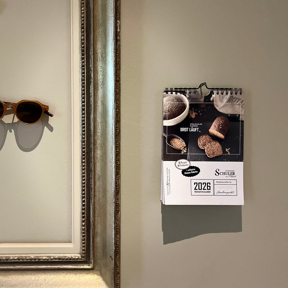 Backkalender 2026 der Traditionsmühle Schuler mit Postkarten, Rezepten und Rabatten 