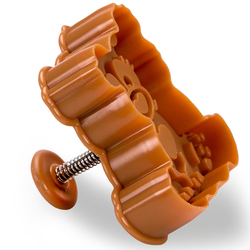 Keksstempel Bär , ca 6 cm in der Farbe braun, der Bär hat ein Herz als Nase und der Stempel funktioniert durch drücken des Hebels, dadurch wird der Bär auf den Teig gepresst und an der Seite direkt ausgeschnitten.