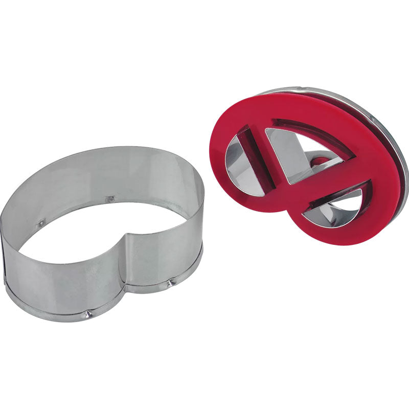 Keksstempel Brezel, ca. 6,5 cm in der Farbe silber + rot, der Stempel funktioniert durch drücken des Hebels, dadurch wird der Teig passend als Brezel ausgeschnitten.