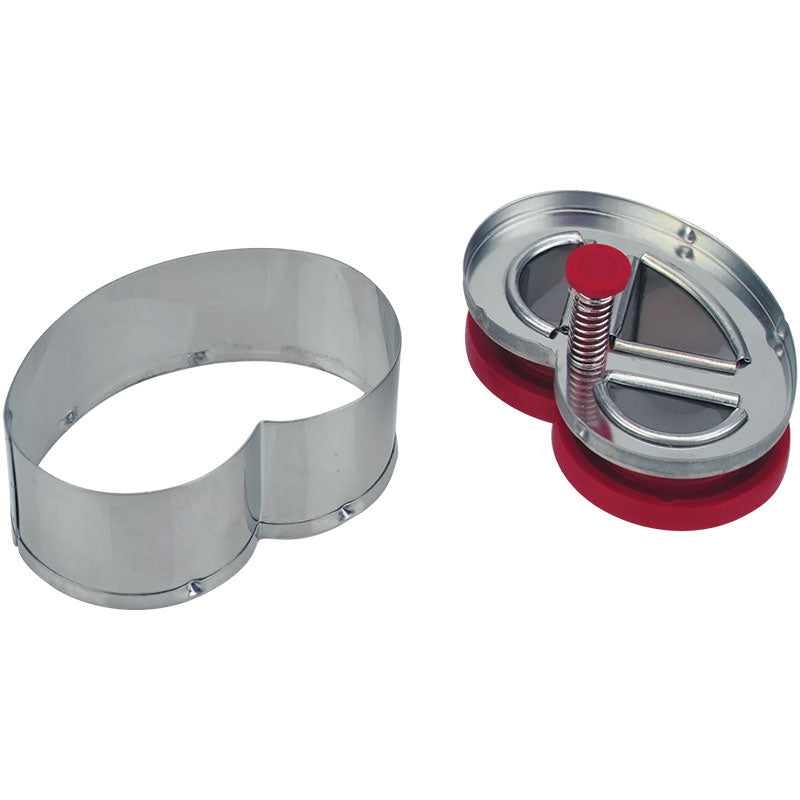 Keksstempel Brezel, ca. 6,5 cm in der Farbe silber + rot, der Stempel funktioniert durch drücken des Hebels, dadurch wird der Teig passend als Brezel ausgeschnitten.