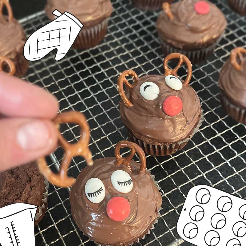 Rentier Muffins mit roter Nase und Brezeln als Geweih zum Backen mit Kindern