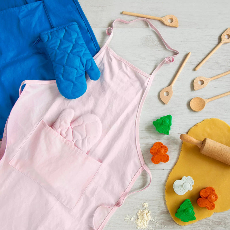 Set, bestehend aus Schürze und Backhandschuh in Rosa oder Blau von der Firma Städter.