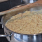 Selbstgemachte Spätzle in kochendem Wasser