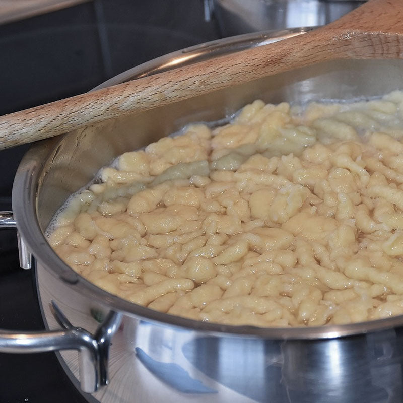 Selbstgemachte Spätzle in kochendem Wasser