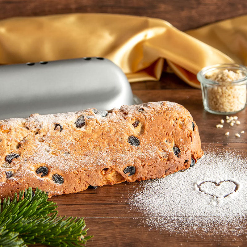 Stollenbackhaube aus Metall in Silber, aus der we love baking Serie von Städter. Eine Antihaft-Backform um einen Stollen selbst zuhause zu backen.
