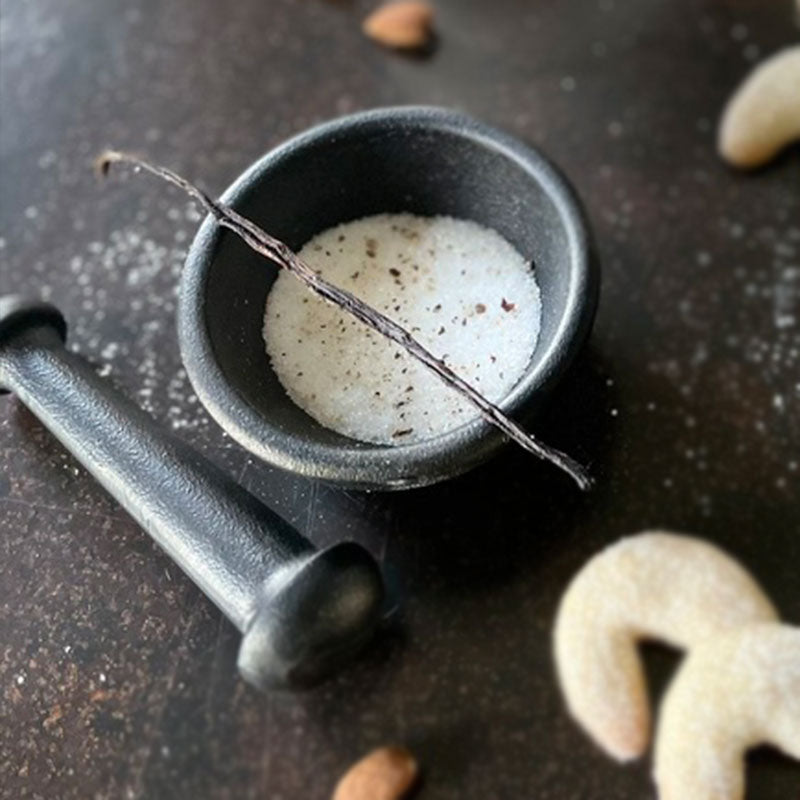 Hochwertige Vanille Schote im Mörser für  aromatischen Vanillezucker