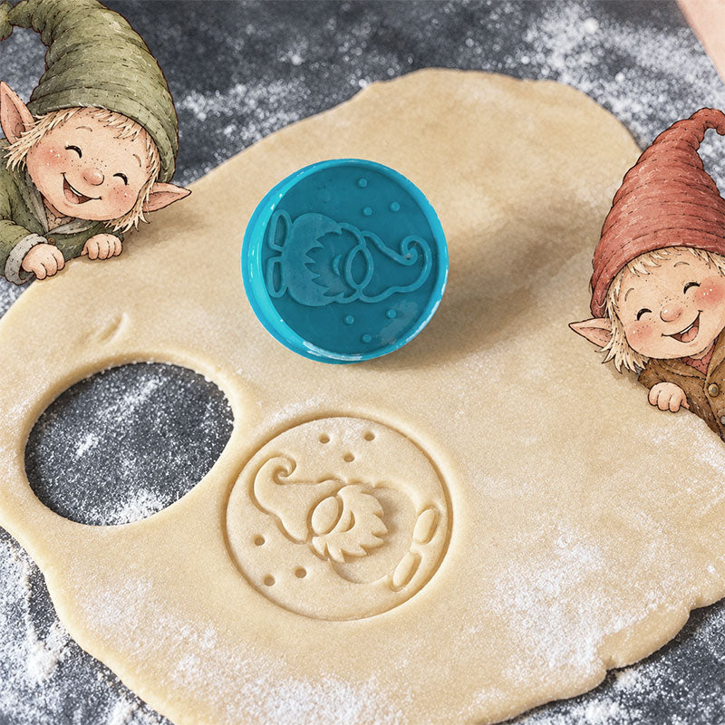 Wichtel Kekse aus Backbox für Kinder mit Ausstecher, Verzierung, Rätseln und Rezeptkarte