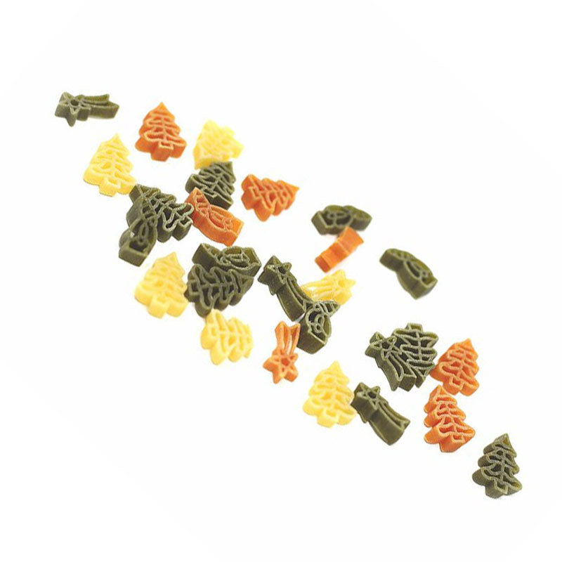 Bunte Weihnachtsnudeln aus Hartweizengrieß, Tomate und Spinat von der Firma Rieser, die Nudeln sind ohne Ei und haben weihnachtliche Motive: Sternschnuppenund Tannenbäume.