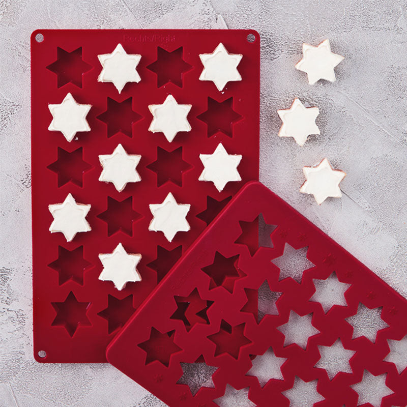 Zimtsternmatte in Rot für 24 selbstgemachte Zimtsterne von Birkmann. Auf der Matte sind fertige Zimtsternen abgebildet.