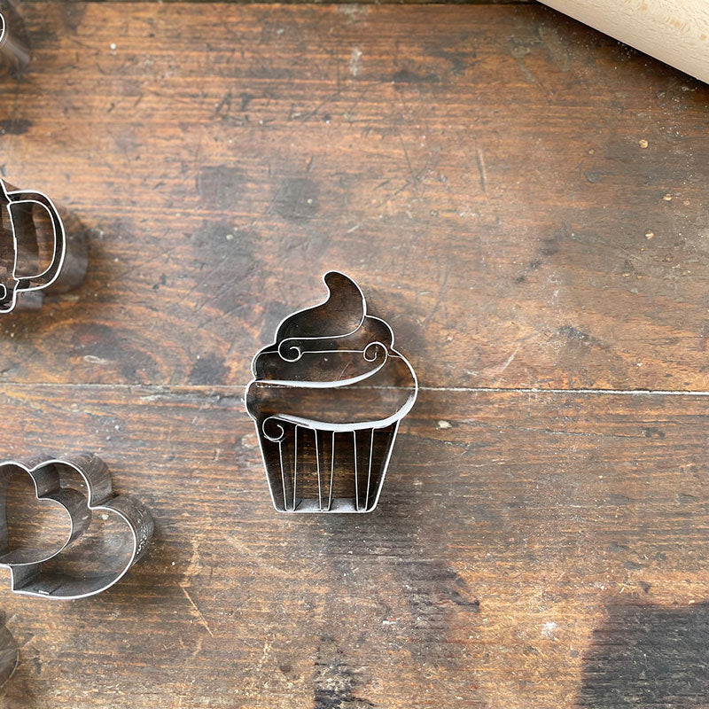 Ausstechform Cupcake auf altem Holztisch